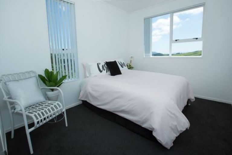 Photo of property in 12a Kingsbridge Place, Newlands, Wellington, 6037