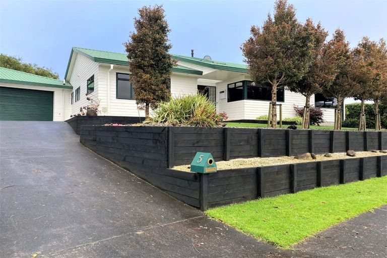 Photo of property in 5 Maple Crescent, Whalers Gate, New Plymouth, 4310