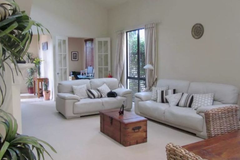 Photo of property in 27 Bridgefield Crescent, Flat Bush, Auckland, 2016