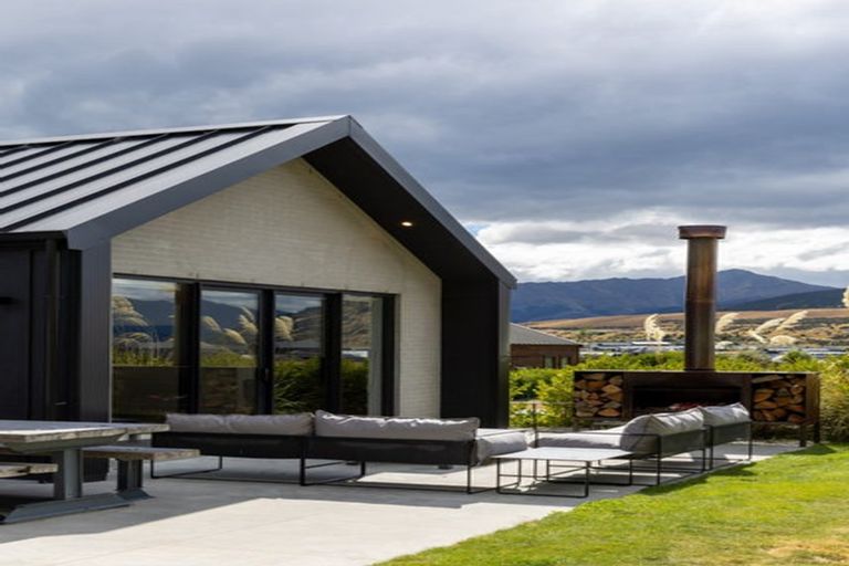 Photo of property in 52 Cunninghams Drive, Jacks Point, Queenstown, 9371