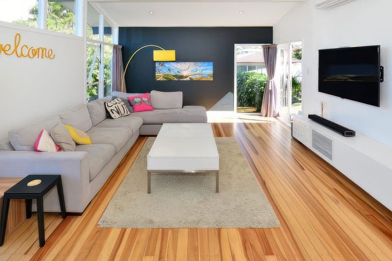 Photo of property in 44 Hogans Road, Glenfield, Auckland, 0629