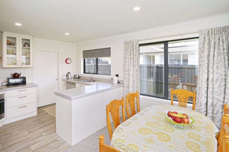 Photo of property in 14 Royal Park Drive, Parklands, Christchurch, 8083