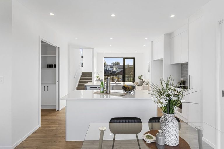 Photo of property in 11 Rita Meredith Road, Wai O Taiki Bay, Auckland, 1072