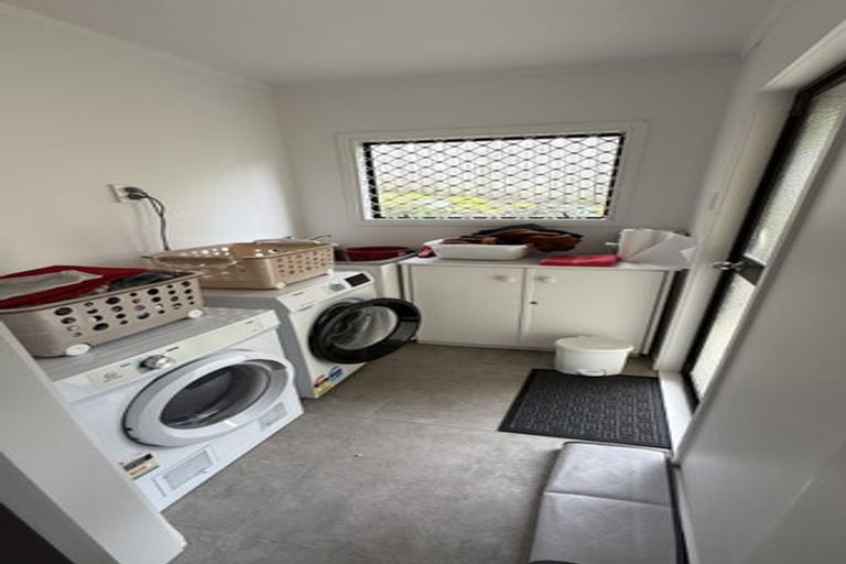 Photo of property in 2/15 Louise Place, Browns Bay, Auckland, 0630