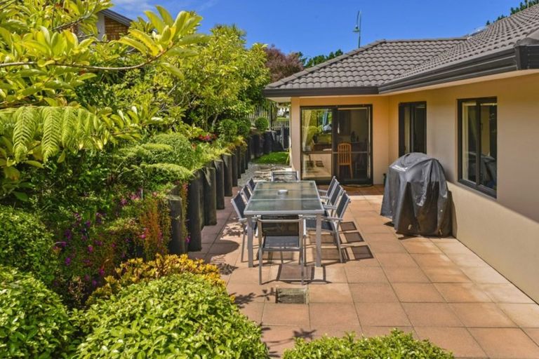 Photo of property in 6 Rising Parade, Fairview Heights, Auckland, 0632