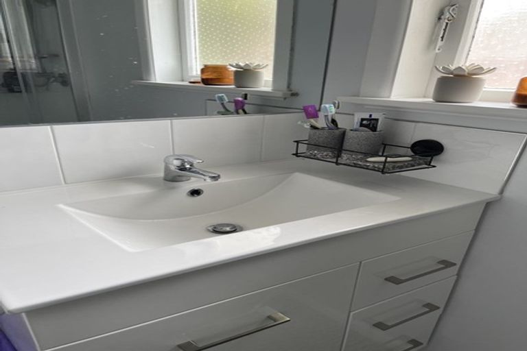 Photo of property in 1/12 Tonar Street, Northcote, Auckland, 0627