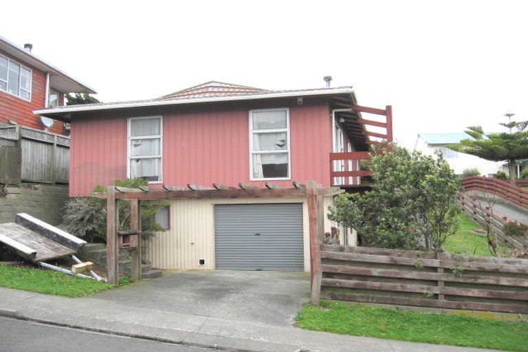 Photo of property in 6 Edgecombe Street, Newlands, Wellington, 6037