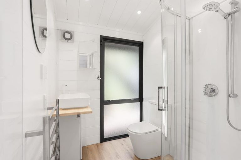 Photo of property in 192 Mountain Road, Henderson Valley, Auckland, 0612