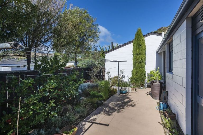 Photo of property in 20 Raekura Place, Redcliffs, Christchurch, 8081