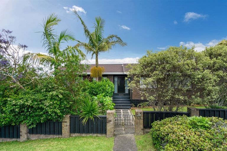 Photo of property in 2/33 Montgomery Avenue, Rothesay Bay, Auckland, 0630
