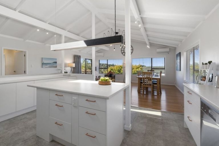 Photo of property in 8 Robin Lane, Browns Bay, Auckland, 0630