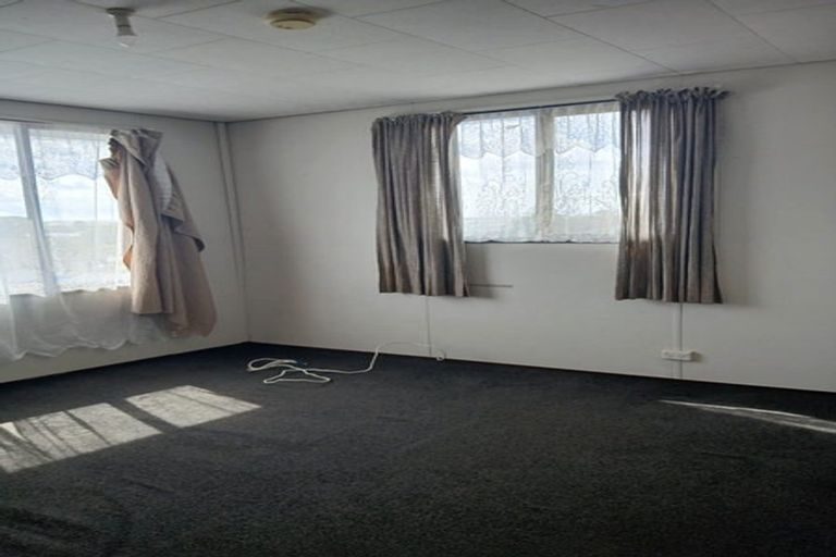 Photo of property in 15 Kopara Place, Clendon Park, Auckland, 2103