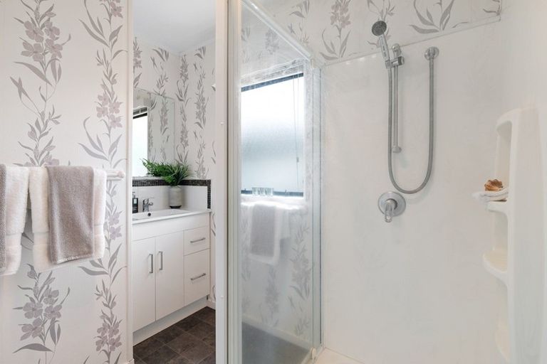 Photo of property in 1/41 Barbados Drive, Unsworth Heights, Auckland, 0632