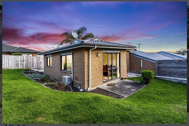 Photo of property in 33 Rising Parade, Fairview Heights, Auckland, 0632