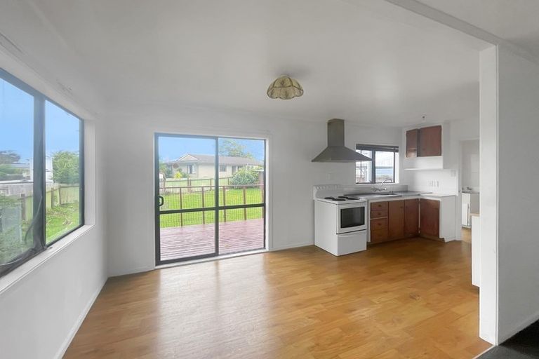 Photo of property in 16 Armada Drive, Ranui, Auckland, 0612