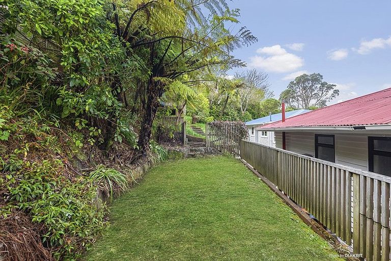Photo of property in 102 Ruskin Road, Newlands, Wellington, 6037