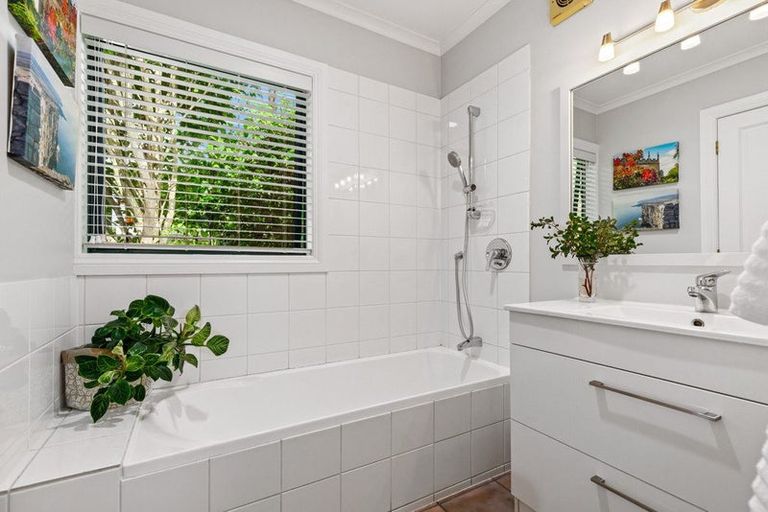 Photo of property in 4a Pounamu Avenue, Greenhithe, Auckland, 0632