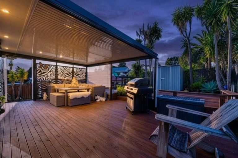 Photo of property in 12 Pahi Place, West Harbour, Auckland, 0618