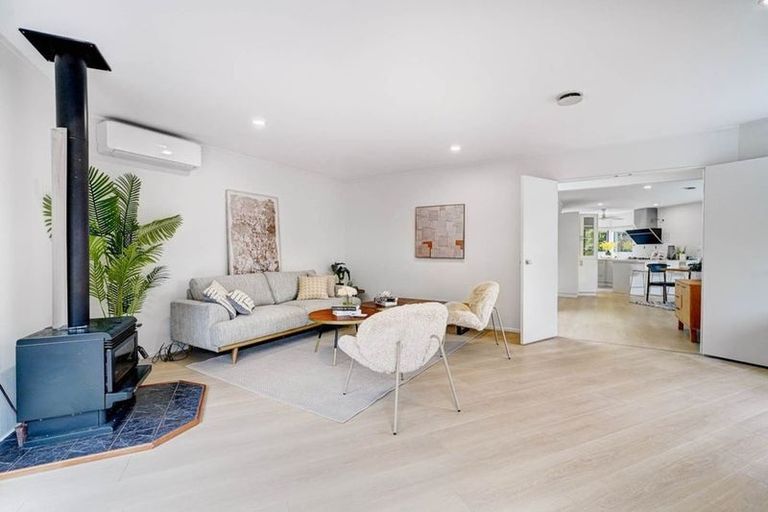Photo of property in 8 Stitchbird Close, Murrays Bay, Auckland, 0630