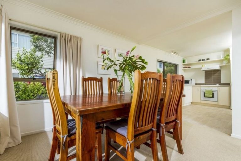 Photo of property in 1/18 Kauri Glen Road, Northcote, Auckland, 0627