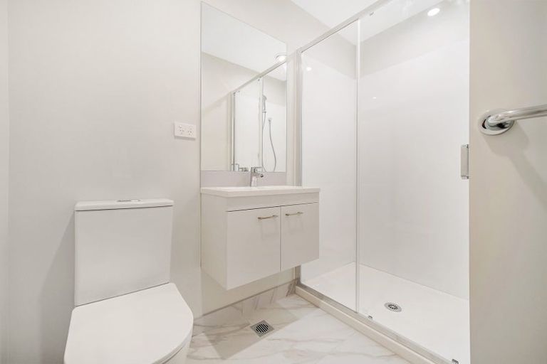 Photo of property in 7/31 Ayton Drive, Totara Vale, Auckland, 0629