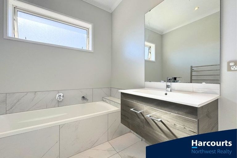 Photo of property in 5 Malbec Place, Huapai, Kumeu, 0810