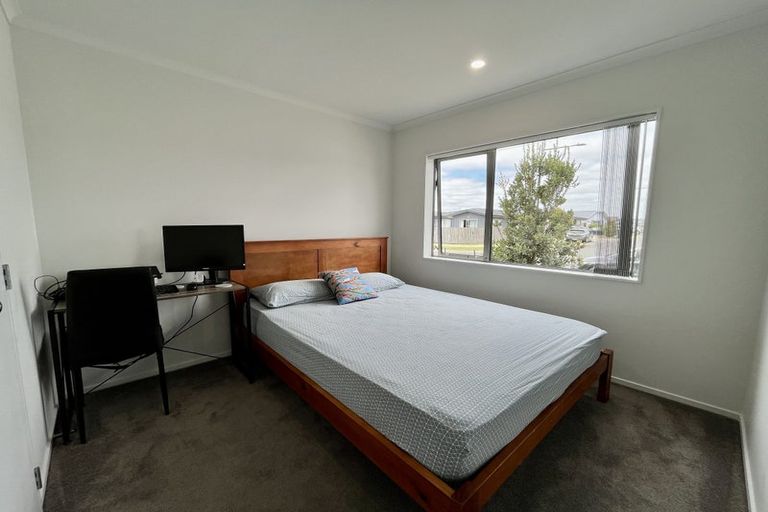 Photo of property in 16 Whareatua Avenue, Takanini, 2112