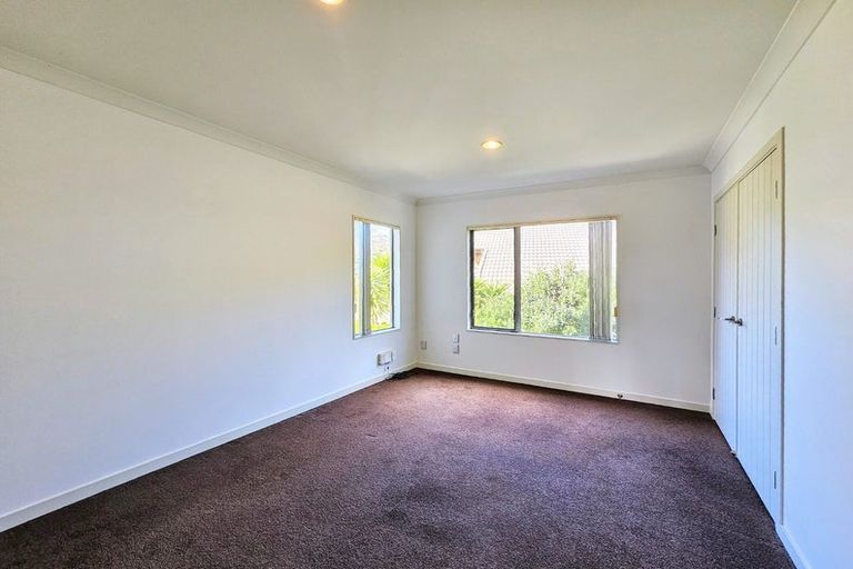 Photo of property in 28 Pin Oak Drive, Schnapper Rock, Auckland, 0632