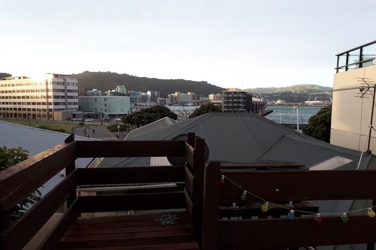 Photo of property in 82 Oriental Parade, Oriental Bay, Wellington, 6011