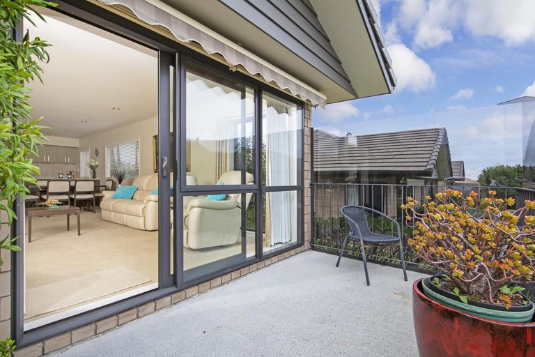 Photo of property in 50 Royalle Mews, Botany Downs, Auckland, 2010