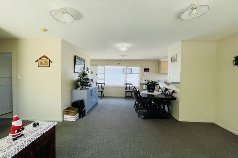 Photo of property in 28 Larissa Avenue, Henderson, Auckland, 0610