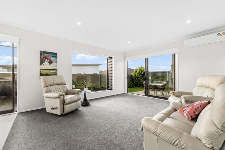 Photo of property in 12 Kuparu Lane, Red Beach, 0932