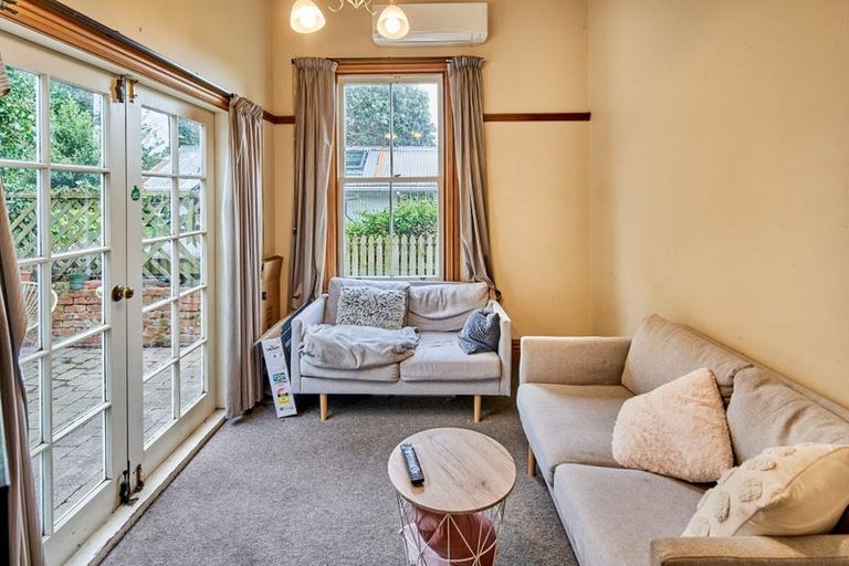 Photo of property in 64 Kelburn Parade, Kelburn, Wellington, 6012