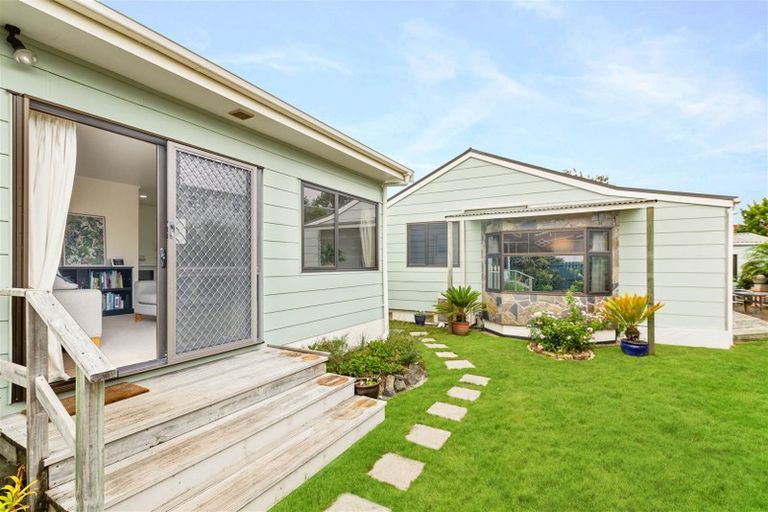 Photo of property in 102 Beach Road, Te Atatu Peninsula, Auckland, 0610