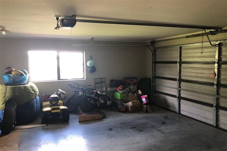 Photo of property in 12 Peachstone Lane, Henderson, Auckland, 0612