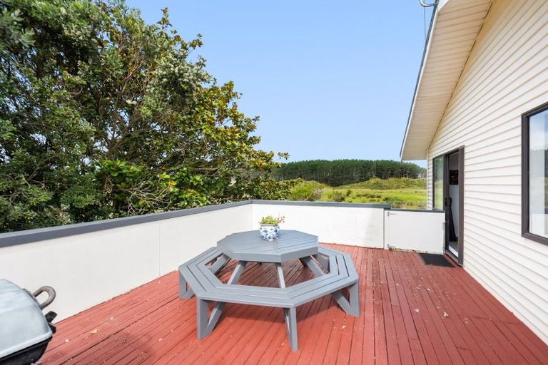 Photo of property in 19 Colenso Place, Otaki Beach, Otaki, 5512