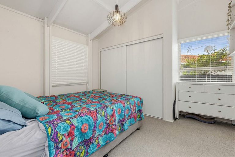 Photo of property in 11 Foyle Place, Glendene, Auckland, 0602