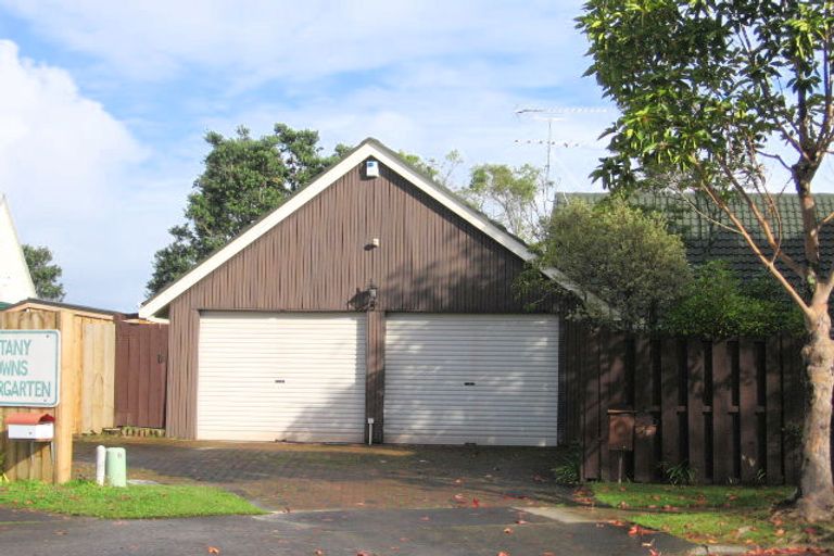 Photo of property in 19 Maroubra Place, Botany Downs, Auckland, 2010