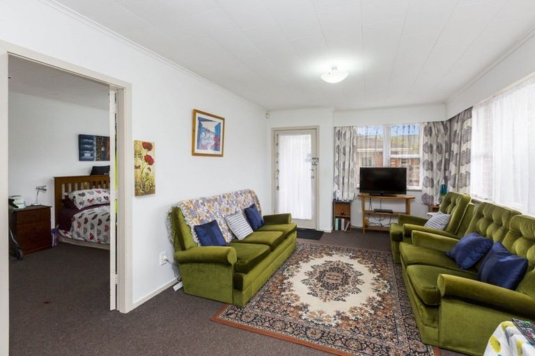Photo of property in 2/13 Sutherland Avenue, Silverstream, Upper Hutt, 5019