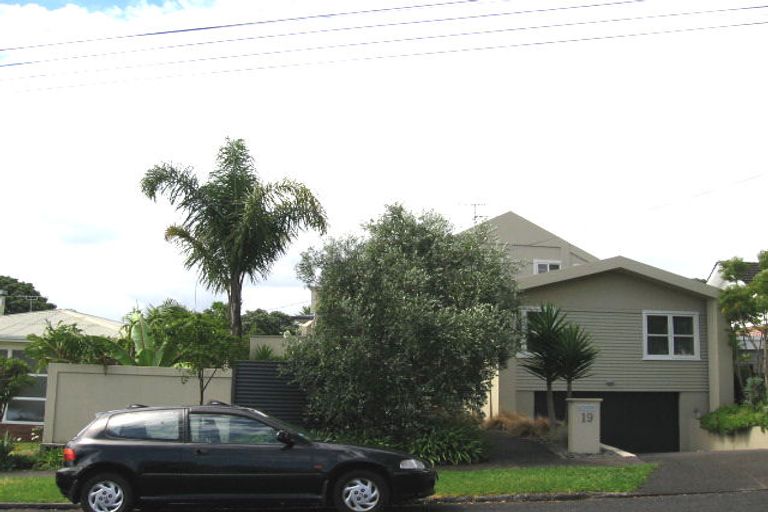 Photo of property in 19 Heath Avenue, Northcote, Auckland, 0627