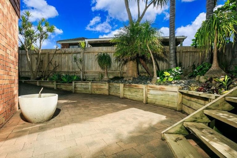 Photo of property in 2/10 Kiteroa Terrace, Rothesay Bay, Auckland, 0630