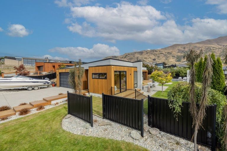 Photo of property in 16 Sapphire Spring Rise, Wanaka, 9305