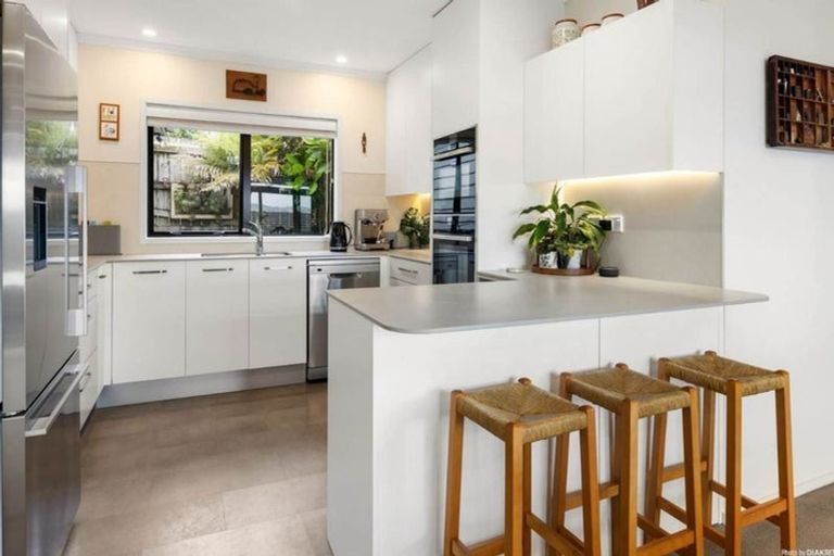 Photo of property in 4 Jelas Road, Red Beach, 0932