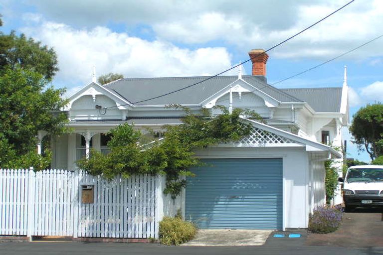 Photo of property in 94 Queen Street, Northcote Point, Auckland, 0627