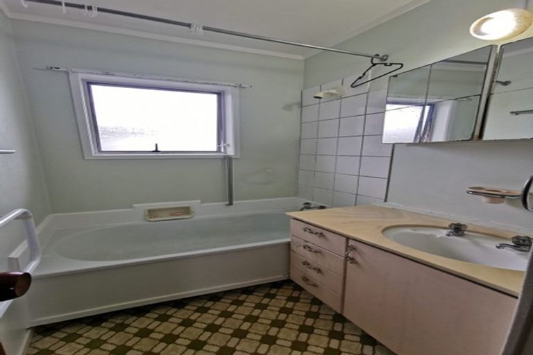 Photo of property in 1/5 Tirimoana Road, Te Atatu South, Auckland, 0602