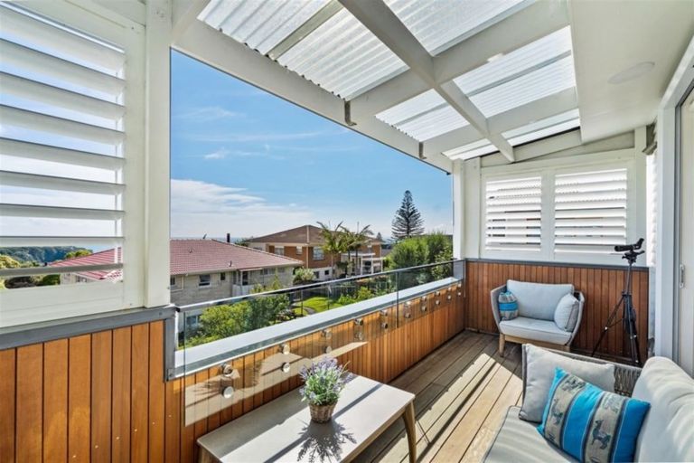 Photo of property in 2/9 Folkestone Street, Murrays Bay, Auckland, 0630