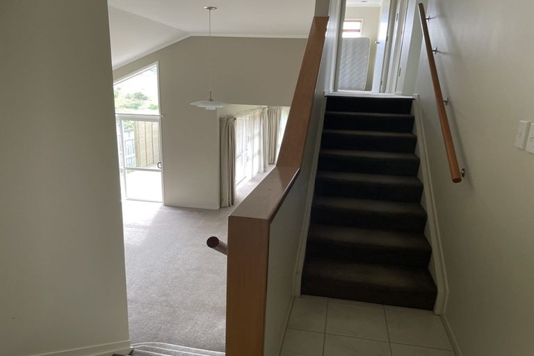Photo of property in 4 Ravine Lane, Oteha, Auckland, 0632