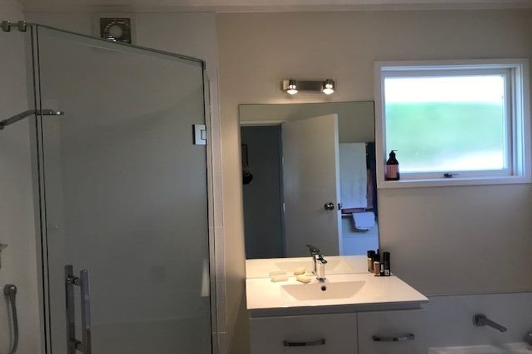 Photo of property in 1/15a Stanley Point Road, Stanley Point, Auckland, 0624