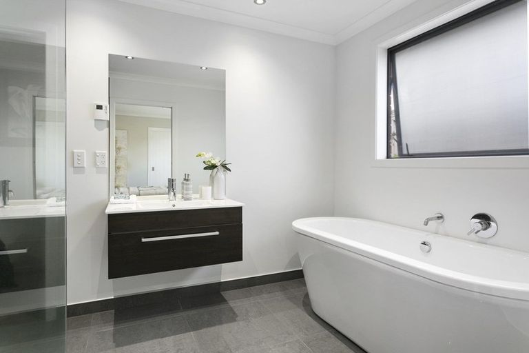 Photo of property in 8a Rose Leigh Drive, Cambridge, 3434