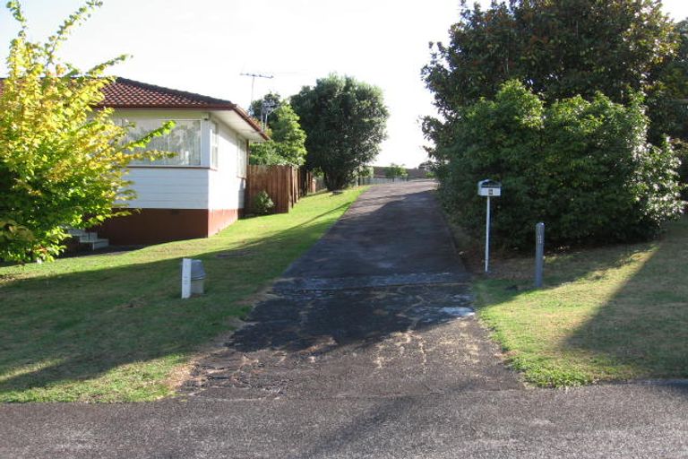 Photo of property in 8 Verena Place, Green Bay, Auckland, 0604